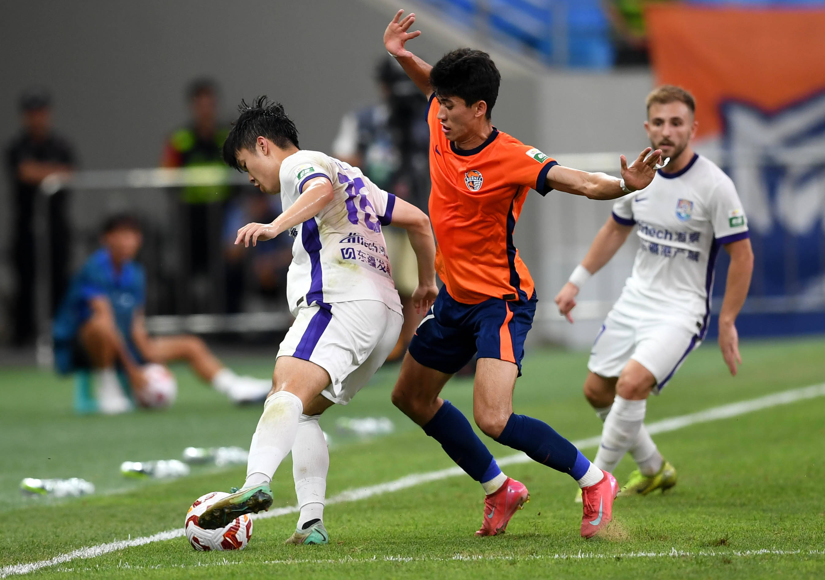 在连续客场 在连续客场